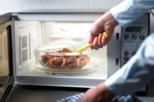 Nguyên nhân gây cháy khi hâm nóng trà sữa